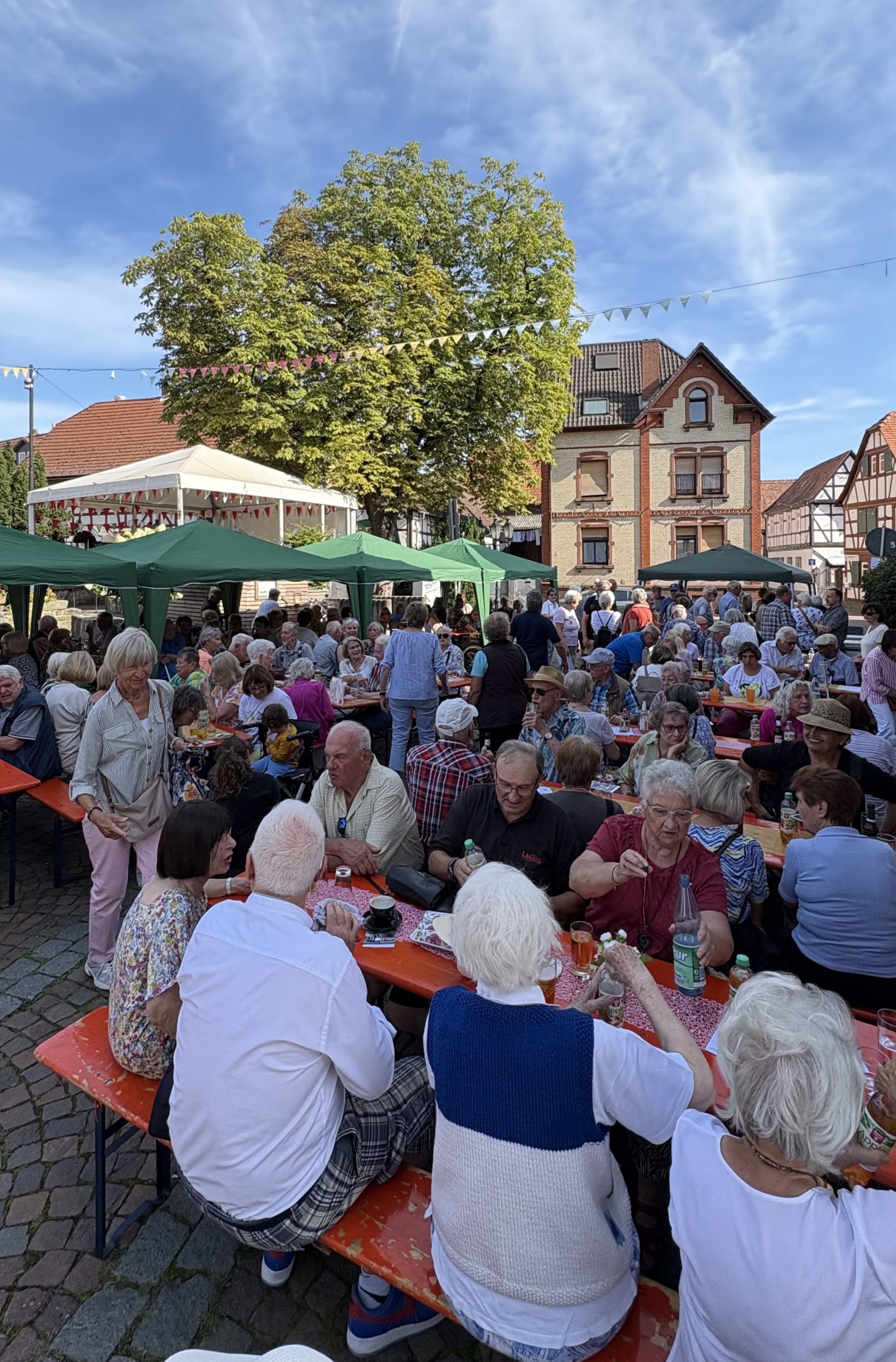 Mehr über den Artikel erfahren * Gute Gespräche, starke Musik und die Sonne scheint