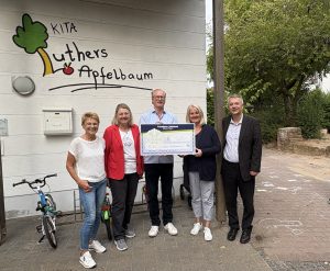 Mehr über den Artikel erfahren * Sommerfestbesucher der Bürgerhilfe helfen Kita „Luthers Apfelbaum“
